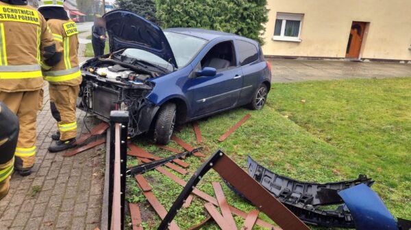Renault Clio wypadł z drogi na DW414. Auto uderzyło w ogrodzenie