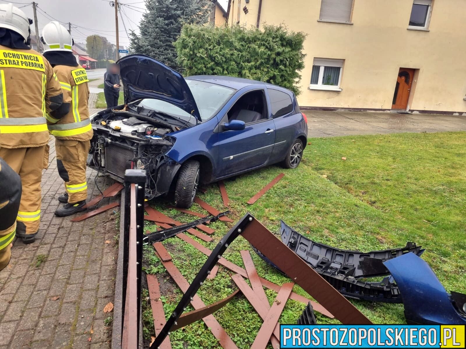 Renault Clio wypadł z drogi na DW414. Auto uderzyło w ogrodzenie