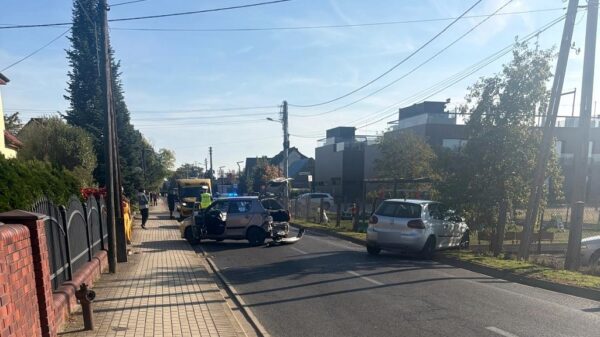 Zderzenie dwóch samochodów w Opolu-Chmielowicach. Ulica Dworcowa była zablokowana