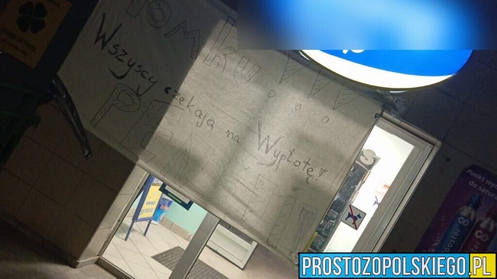 „Tomku, wszyscy czekają na wypłatę pensji”. Taki napis pojawił się przed sklepem w Opolu