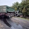 Wypadek na DW 417. Ciągnik z przyczepą zjechał z drogi nad nasyp kolejowy