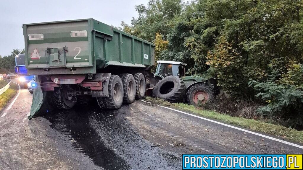 Wypadek na DW 417. Ciągnik z przyczepą zjechał z drogi nad nasyp kolejowy