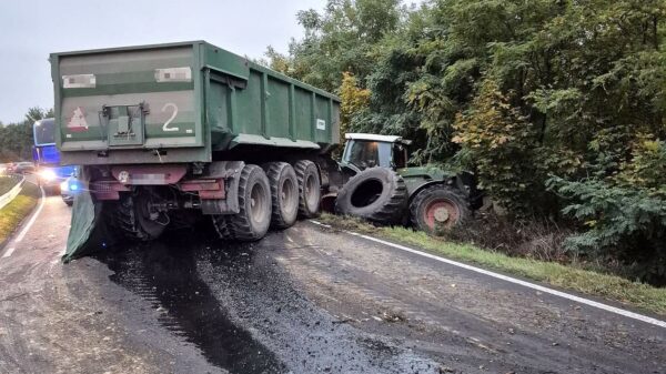 Wypadek na DW 417. Ciągnik z przyczepą zjechał z drogi nad nasyp kolejowy