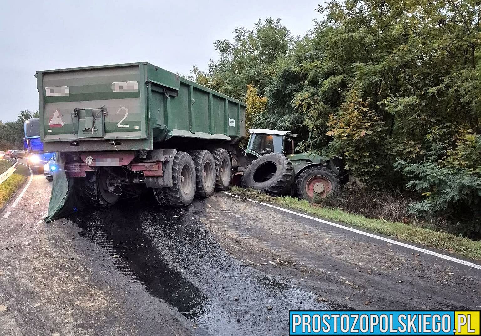 Wypadek na DW 417. Ciągnik z przyczepą zjechał z drogi nad nasyp kolejowy