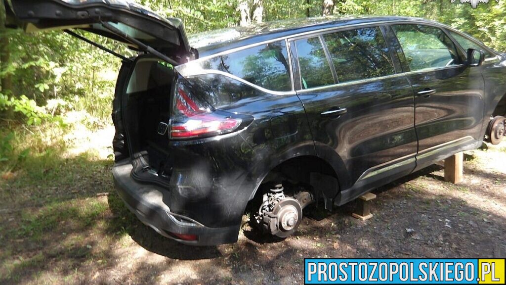 Poszedł na grzyby, a samochód zastał na kawałkach drewna. Zniknęły cztery koła
