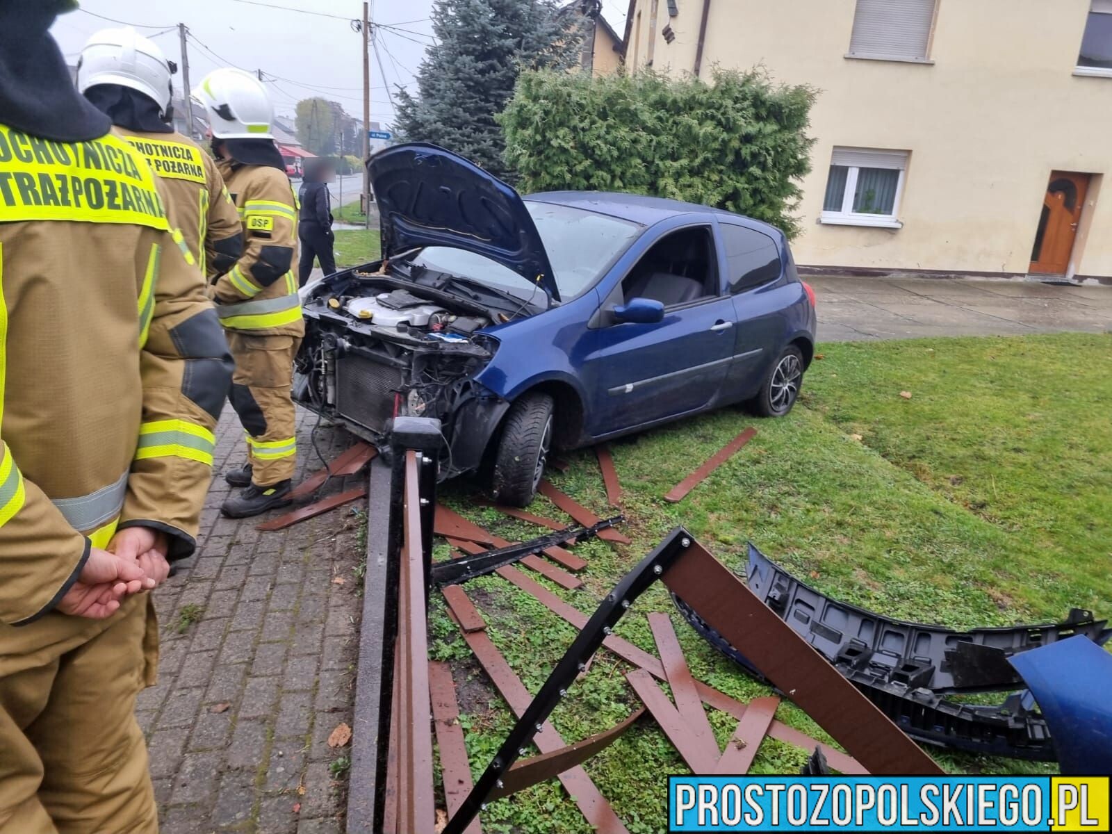 Renault Clio wypadł z drogi na DW414. Auto uderzyło w ogrodzenie