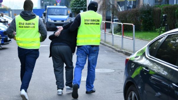 Nielegalnie legalizowali pobyt cudzoziemców? SG i CBA zatrzymały 11 osób