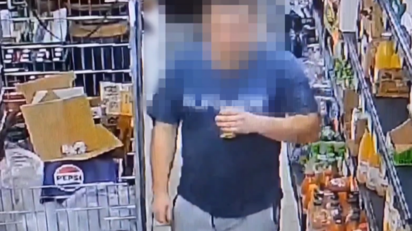 Wypił w sklepie „małpkę” i zaatakował ochroniarzy. 27-latkowi grozi do 8 lat więzienia