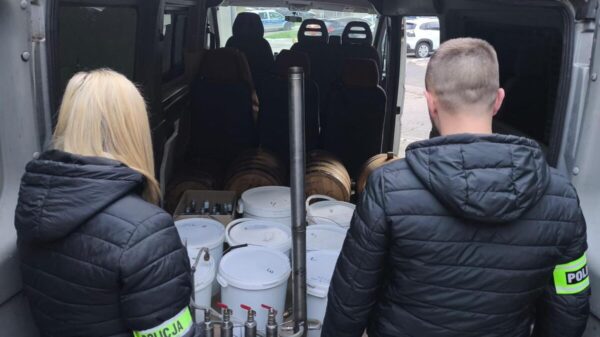 Ponad 170 litrów nielegalnego alkoholu na posesji w Opolu. 66-latek usłyszał zarzut