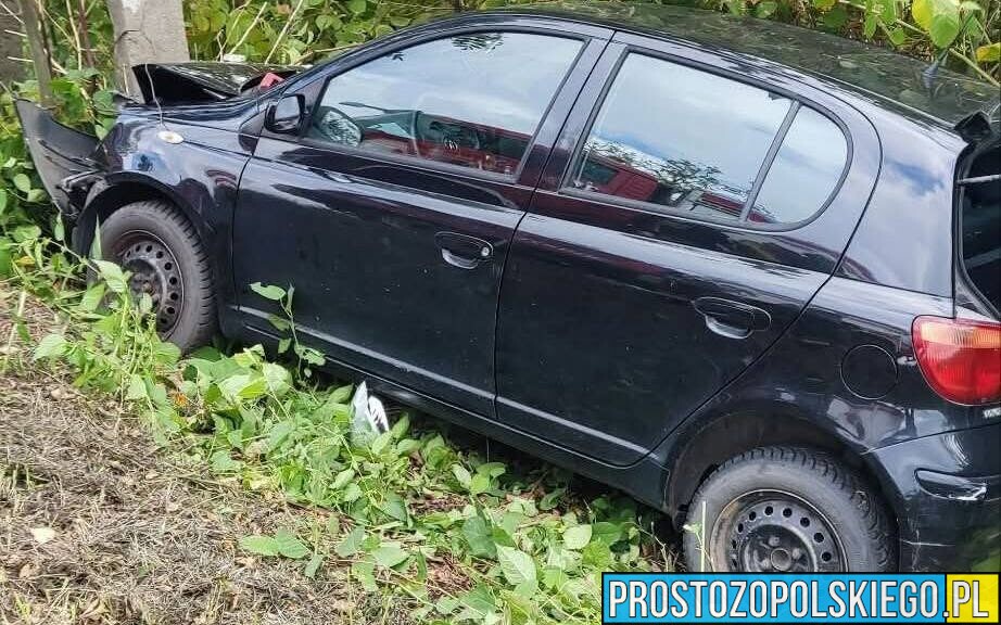 Samochód uderzył w słup energetyczny w Prószkowie. Na miejscu interweniowały służby
