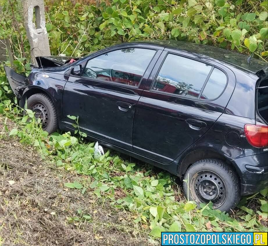 Samochód uderzył w słup energetyczny w Prószkowie. Na miejscu interweniowały służby