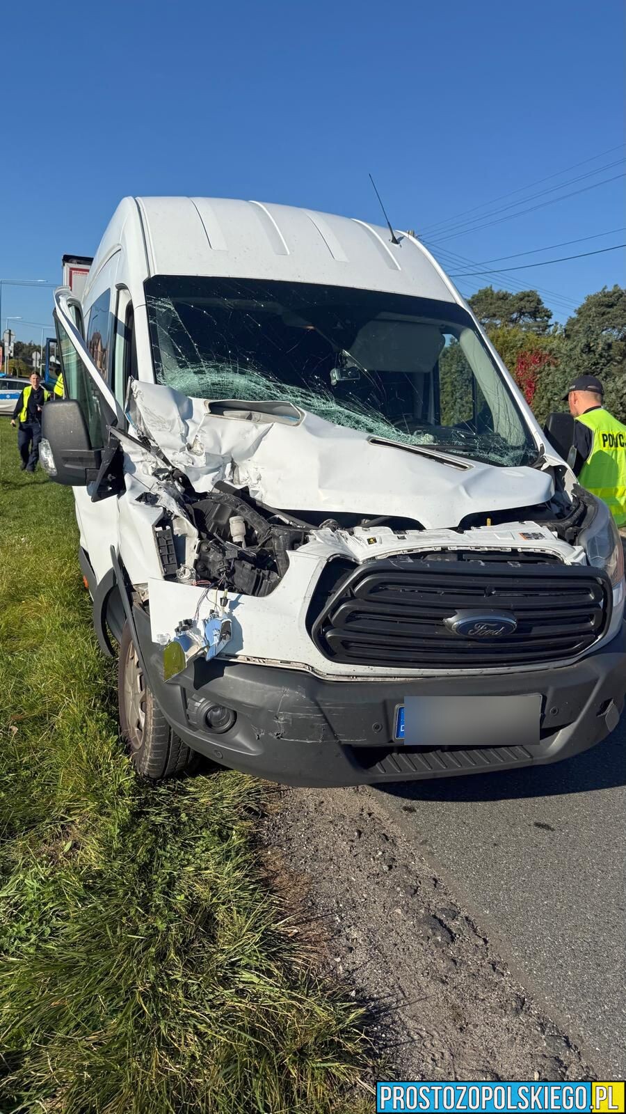 Zderzenie ciężarówki z busem na DK46 w Dębskiej Kuźni. Na miejscu służby ratunkowe