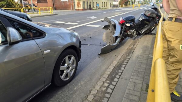 Wypadek na DK45 w Zawadzie. Motocyklista trafił do szpitala