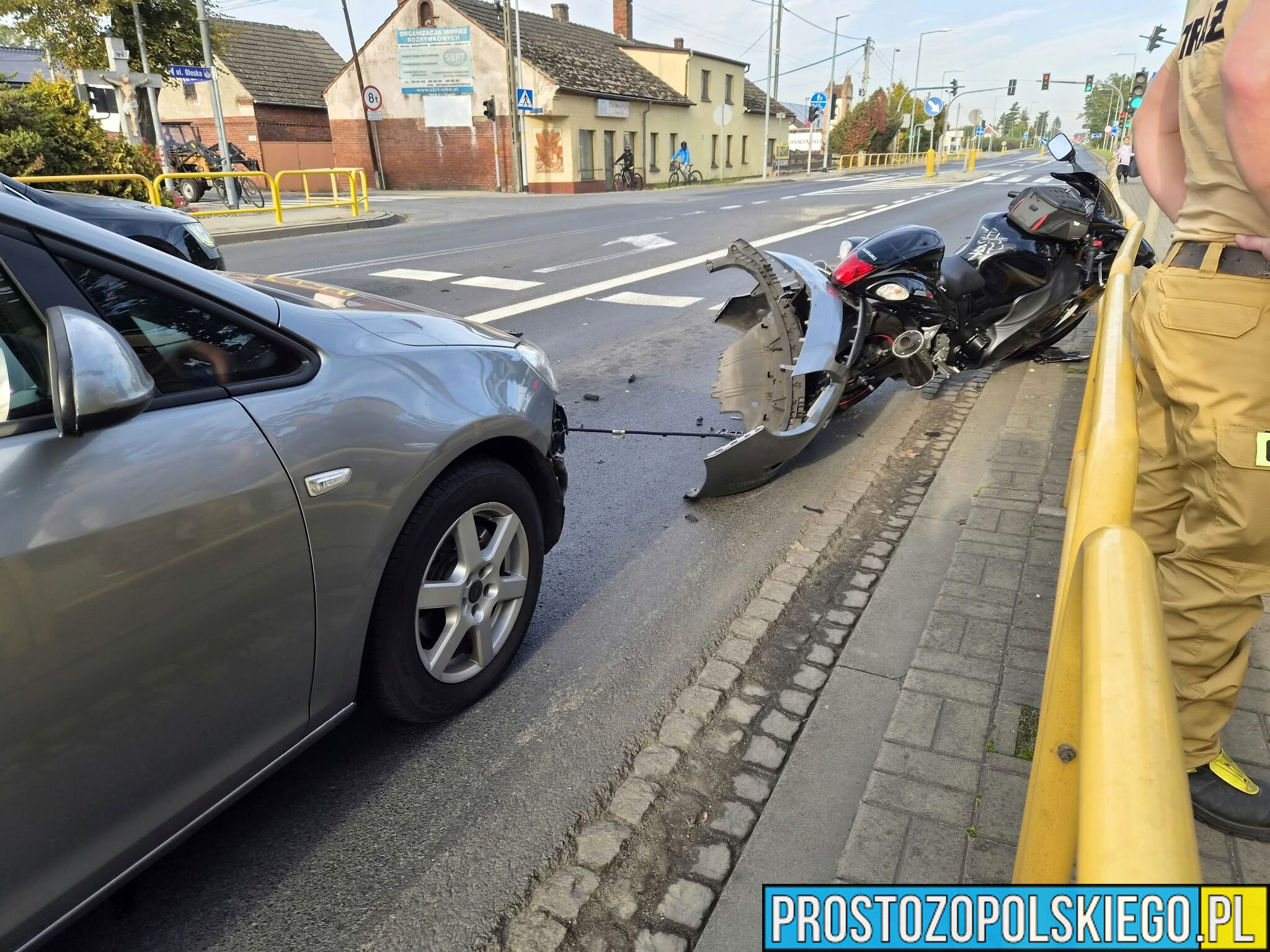 Wypadek na DK45 w Zawadzie. Motocyklista trafił do szpitala