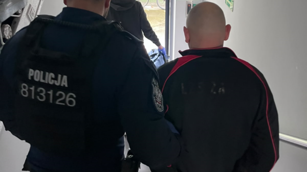 Wezwał policję do „intruzów”, których nie było. Okazało się, że sam jest poszukiwany