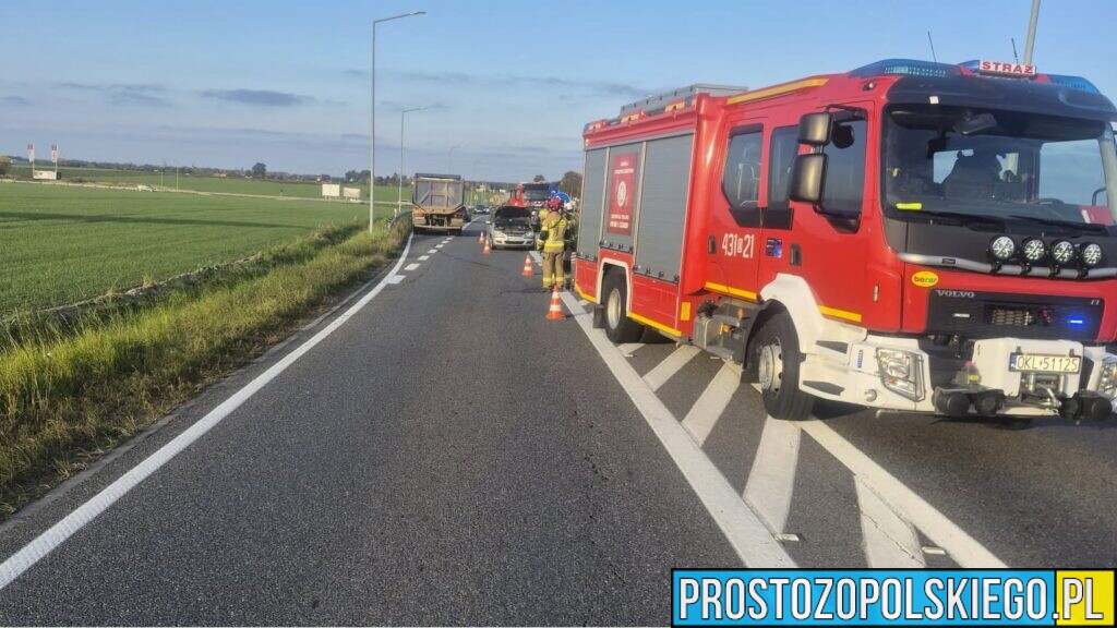 Zderzenie dwóch samochodów na obwodnicy Kuniowa. Na miejscu służby ratunkowe