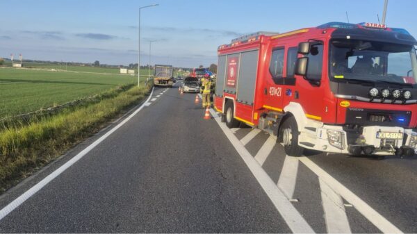 Zderzenie dwóch samochodów na obwodnicy Kuniowa. Na miejscu służby ratunkowe