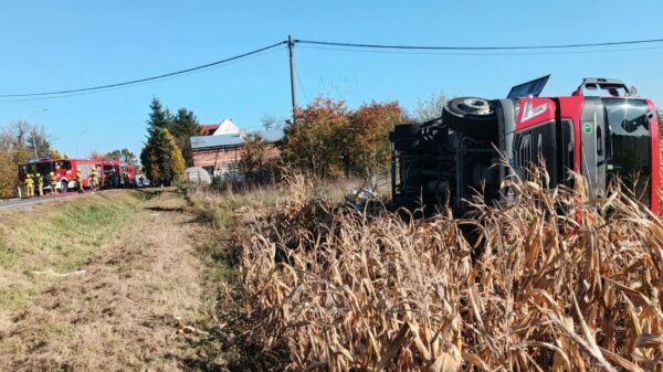 Cysterna z LPG przewróciła się w Dębinie. Utrudnienia na DK42/45