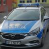 Kopał radiowóz, bo „nie lubi policji”. 30-latek usłyszał zarzuty