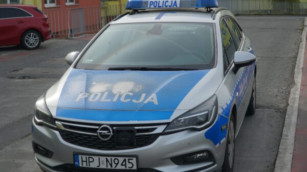 Kopał radiowóz, bo „nie lubi policji”. 30-latek usłyszał zarzuty