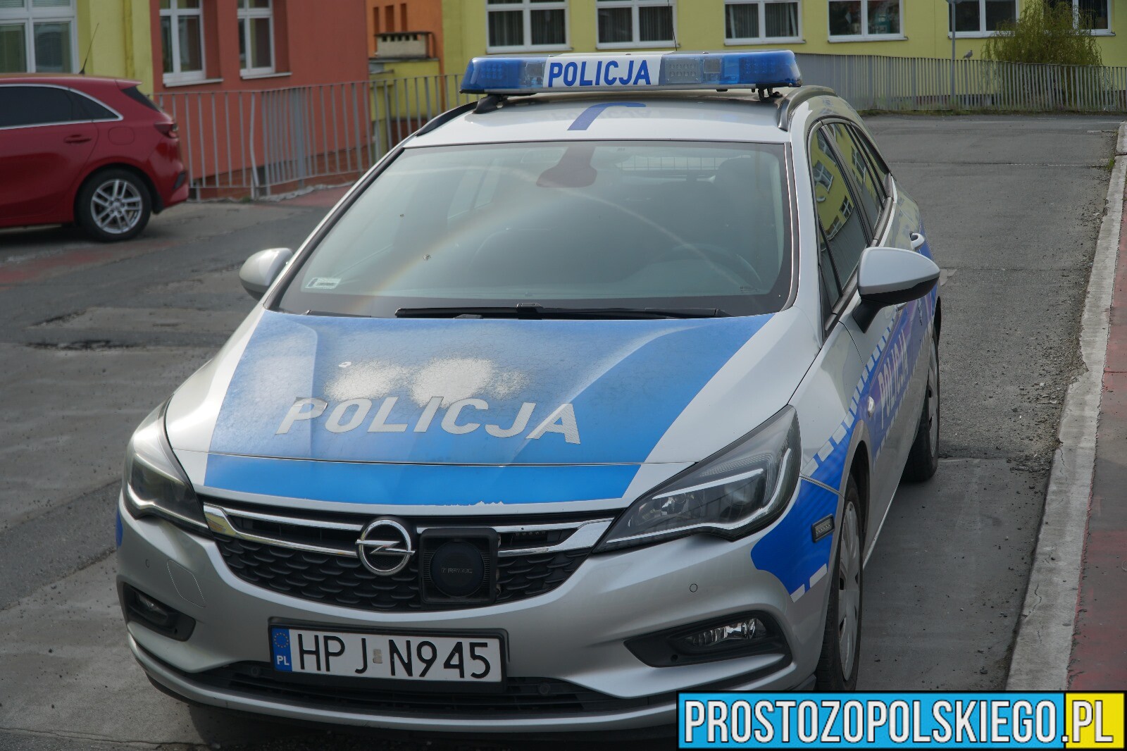 Kopał radiowóz, bo „nie lubi policji”. 30-latek usłyszał zarzuty